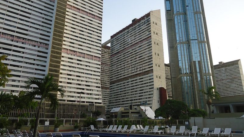 常见材质解析：木材、石材、金属与玻璃